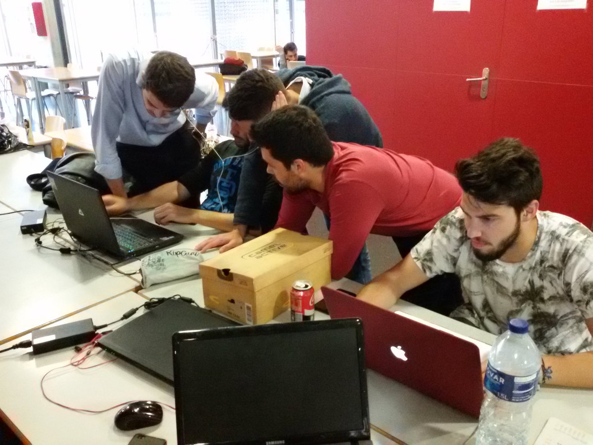MarsUPV16's tweet photo. Preparing the almost the last details!
#JetSetMars #MarsUPV #SpaceApps https://t.co/iwyMvDnyxJ