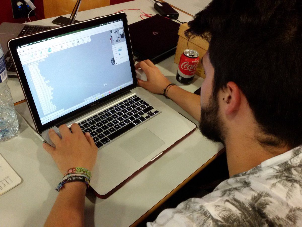 MarsUPV16's tweet photo. Preparing the almost the last details!
#JetSetMars #MarsUPV #SpaceApps https://t.co/iwyMvDnyxJ