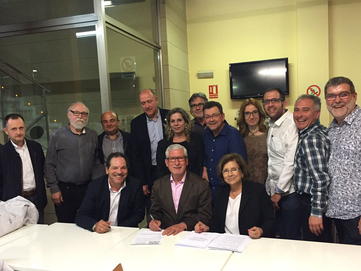 AlaquasDebat's tweet photo. Firma del manifiesto contra la corrupción impulsado por @FxJusticia del grupo @AlaquasDebat en el @BarAteneuAlaqas https://t.co/W6Z8Ktyr99