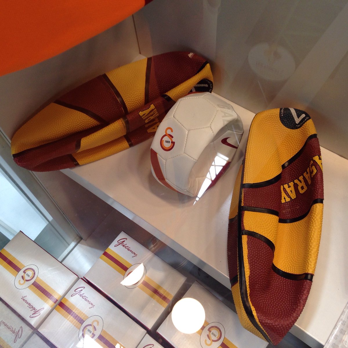floreal_hdez's tweet photo. #GALSIG La victoire de #Galatasaray en #Eurocup a vite dégonflé à l'aéroport #Istanbul... #joke #Strasbourg https://t.co/DqULmfXDCF