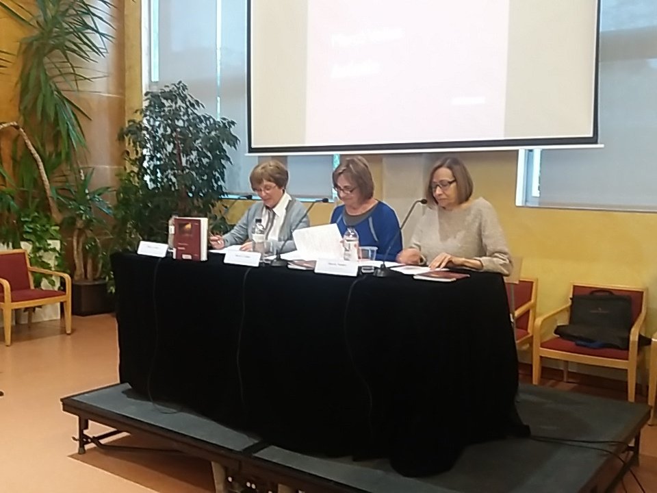 bibliotaradell's tweet photo. @mercevts @mnunesal @EditorsMeteora #rosacodina #poesia Presentació d' Acústic https://t.co/kEyHZsxOfL