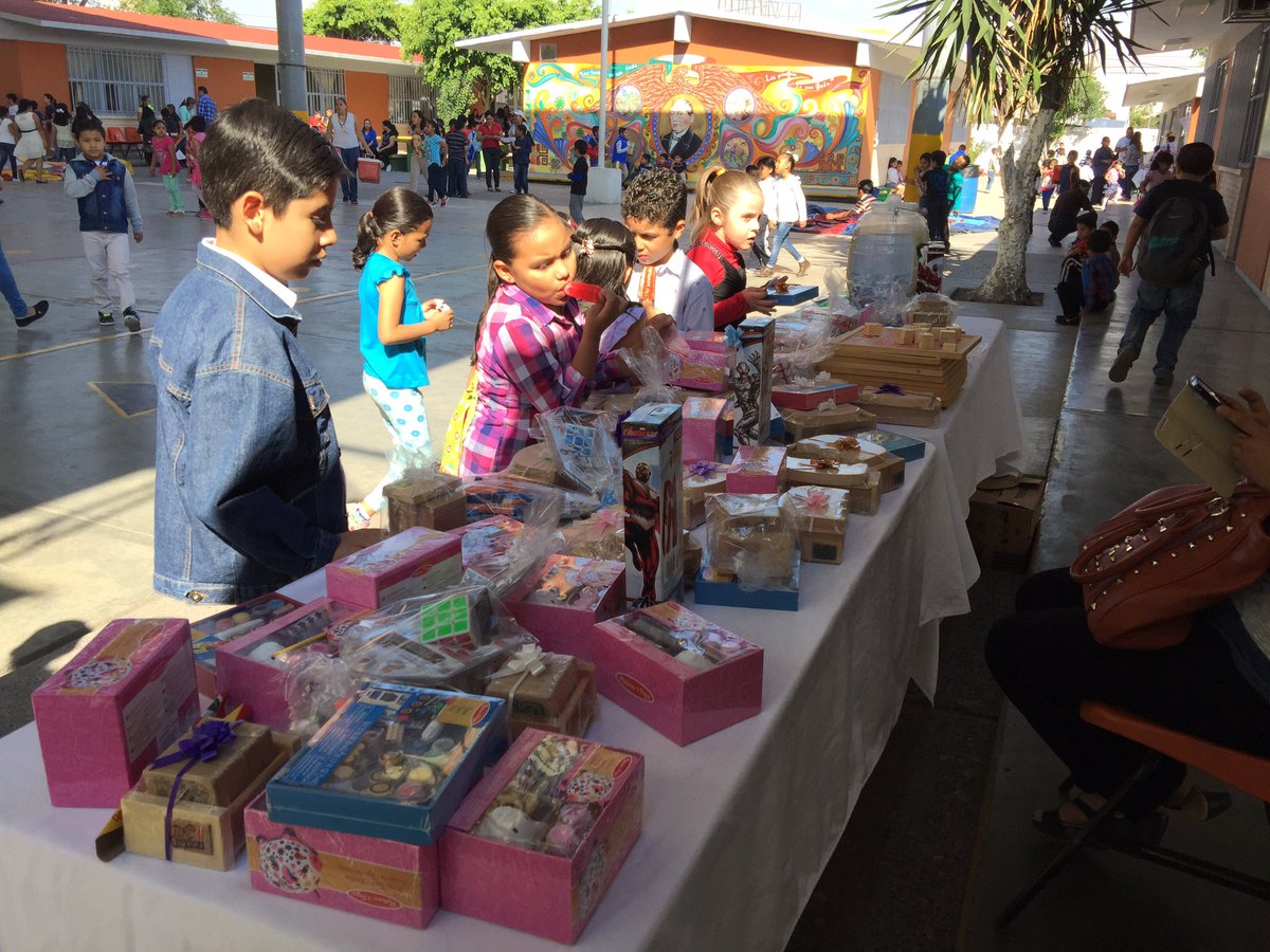 BautistaTrejo's tweet photo. Festejo del día del niño #EscPrim Benito Juárez. Lo mejor las sonrisas de los niños https://t.co/5dy3O9vYf2