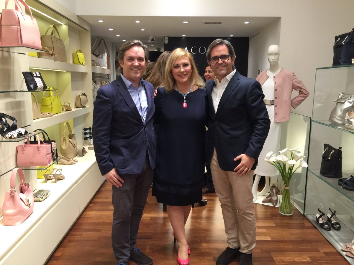pablojordan74's tweet photo. Un placer compartir con nuestra amiga Encarna la presentación de la colección Primavera/Verano 2016 #acosta #moddos https://t.co/Vfmdwr34Zf
