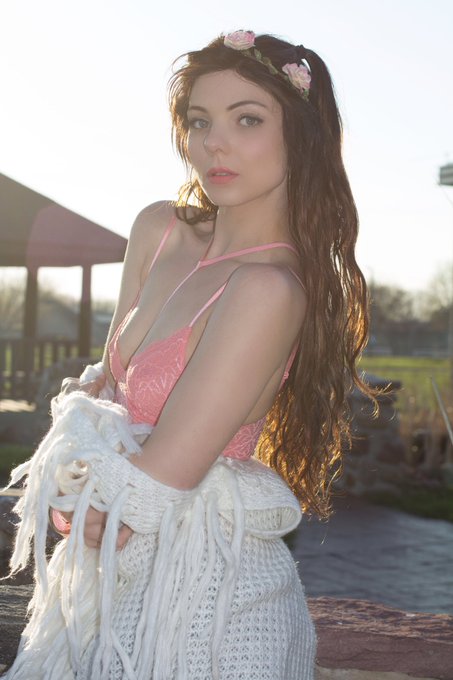 Flower Child🌸 https://t.co/Gm4q5a7vyy<a href="/tag/friskyfriday"class="tags"><span>#friskyfriday</span></a>