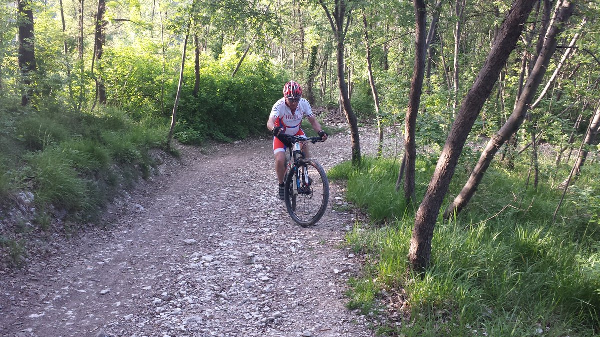 minus_bike's tweet photo. Gli anziani del gruppo cominciano a far gamba... https://t.co/rS2k8ch8uP