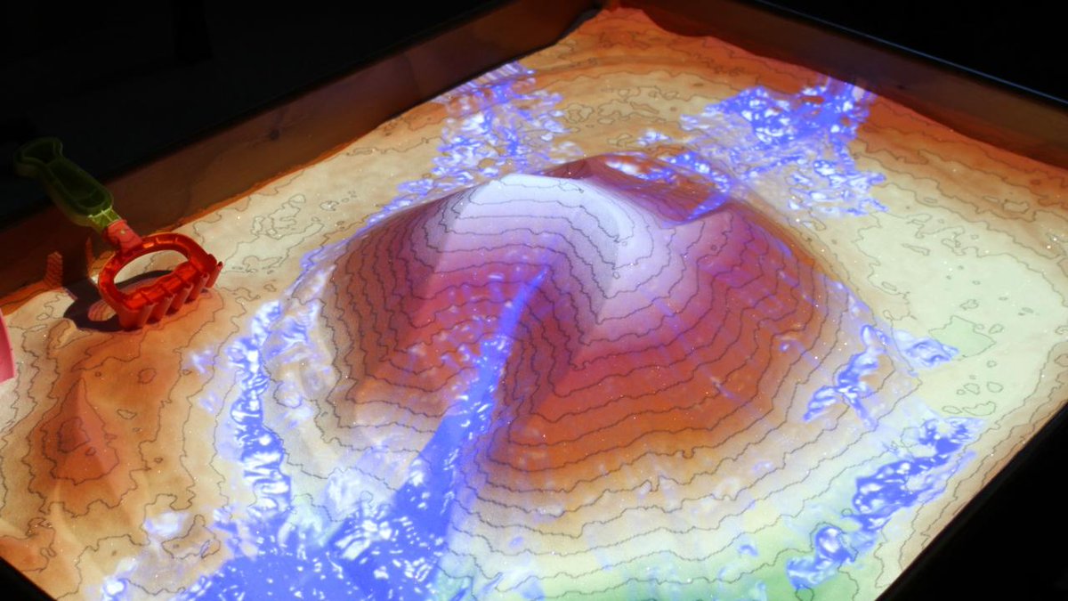 UCDavisMagazine's tweet photo. #UCDavis is bringing a high-tech sandbox inside the classroom at @HowardUms2. https://t.co/vsuwjRd8yI