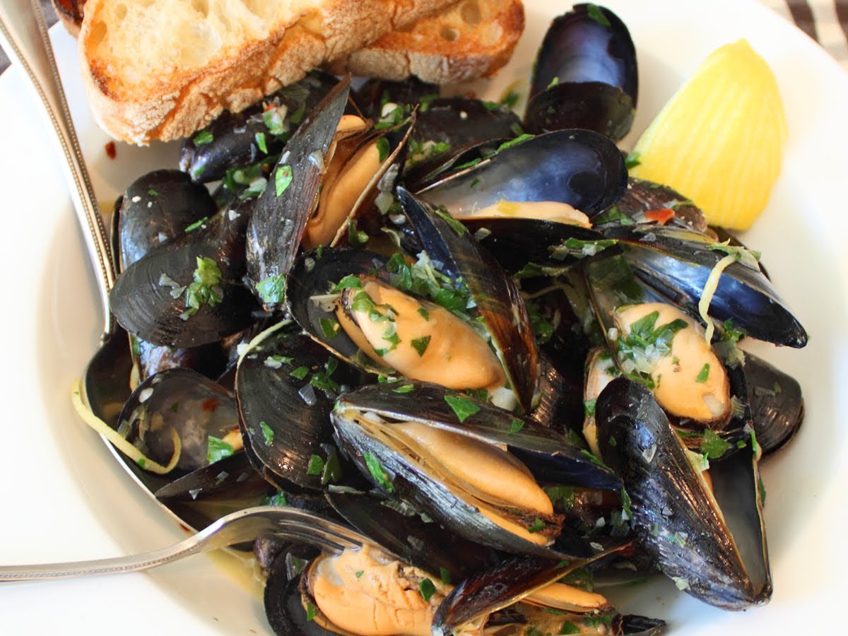 Waywardkitchen's tweet image. Mussels tonight are Classic French
Wine, Garlic, Butter, &amp;amp; Herbs $8 ayce
4-9pm
#Milwaukee #waywardwalkerspoint #flex