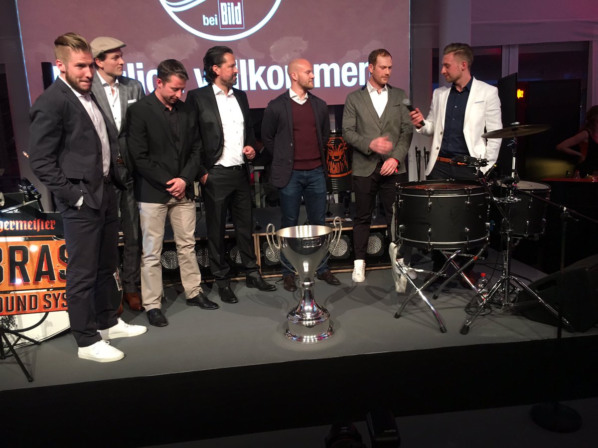 <a href="/RedBullMuenchen/">EHC Red Bull München</a> Spieler präsentieren den Pokal. yesss