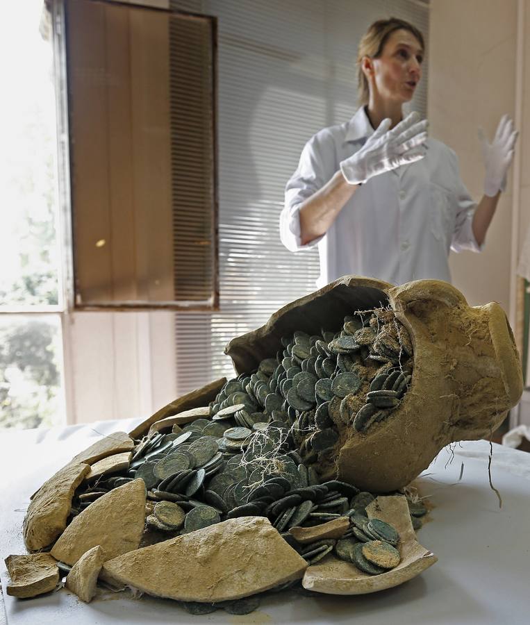 DiarioSUR's tweet photo. Este es el tesoro de 600 kilos de monedas de bronce romanas encontrado hoy en #Tomares https://t.co/QP4vJIJGWA https://t.co/91IET6aMYG