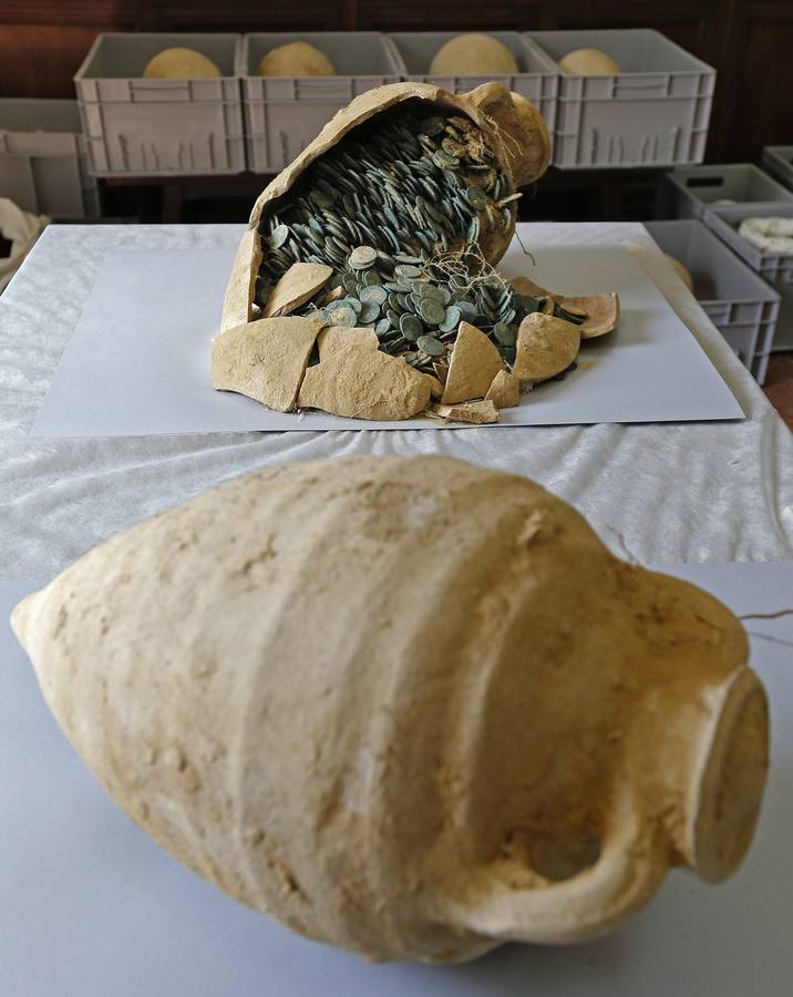 DiarioSUR's tweet photo. Este es el tesoro de 600 kilos de monedas de bronce romanas encontrado hoy en #Tomares https://t.co/QP4vJIJGWA https://t.co/91IET6aMYG