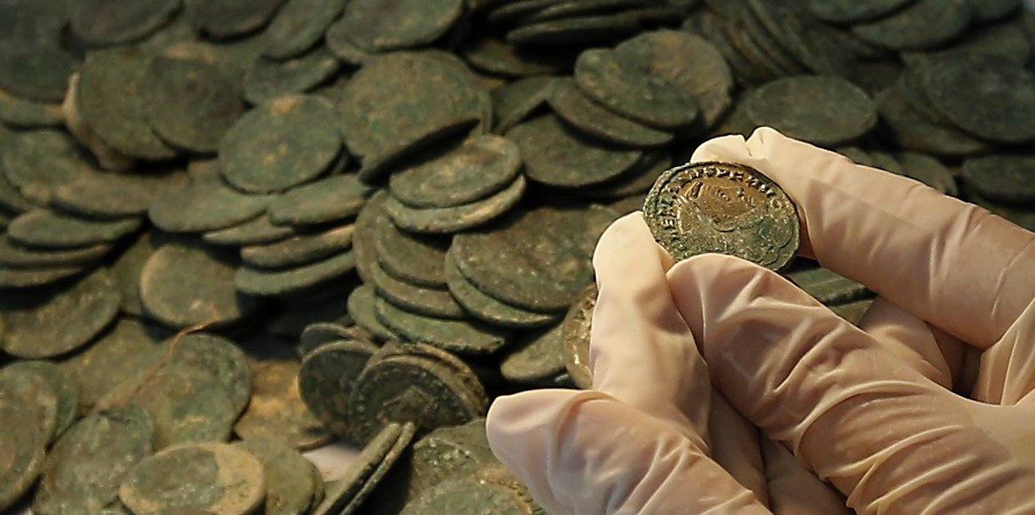 DiarioSUR's tweet photo. Este es el tesoro de 600 kilos de monedas de bronce romanas encontrado hoy en #Tomares https://t.co/QP4vJIJGWA https://t.co/91IET6aMYG