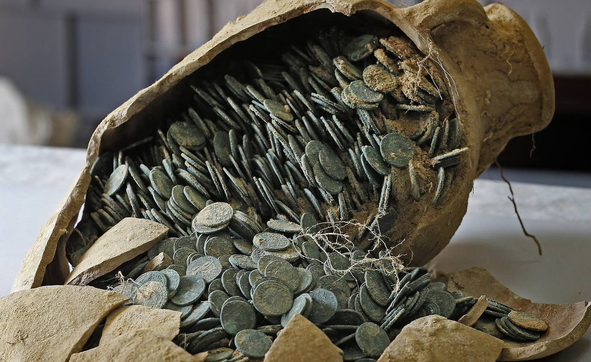 DiarioSUR's tweet photo. Este es el tesoro de 600 kilos de monedas de bronce romanas encontrado hoy en #Tomares https://t.co/QP4vJIJGWA https://t.co/91IET6aMYG