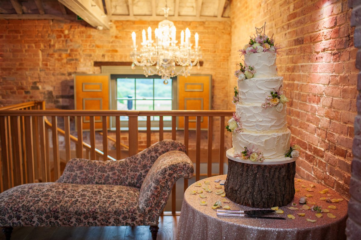 PuddingBridge's tweet photo. Did you know our glamorous sequins work perfectly with rustic details too? #PuddingBridge https://t.co/XnMw2fwSc5
