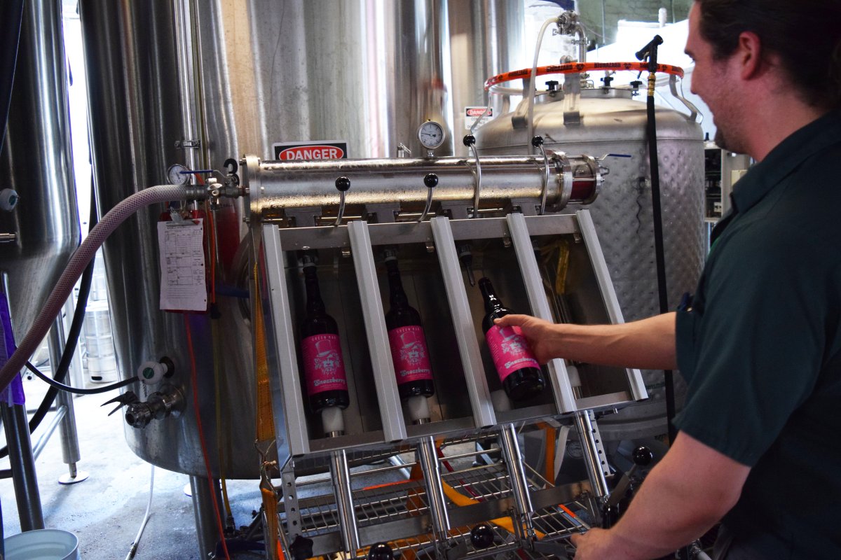 GreenManBrewing's tweet image. Getting Wonkified with our funky bottle filler! Snozzberry release at 12 THIS Sunday! Line behind the Greenmansion