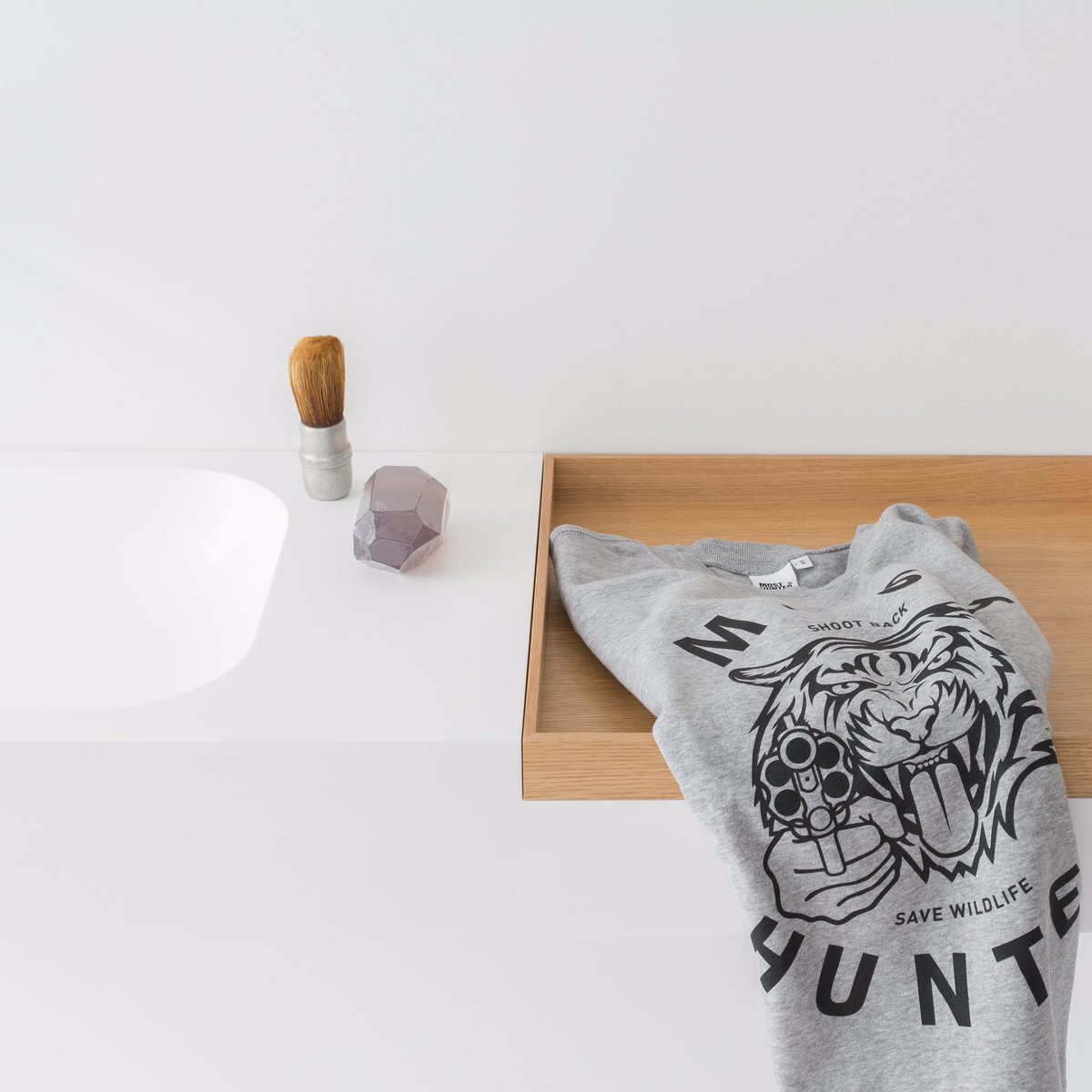 MOST_HUNTED's tweet photo. When your #bathroom looks like this, you're ready for any new day! Thnx #notonlywhite #design #lovewildlife #roar https://t.co/5EI75xshSG