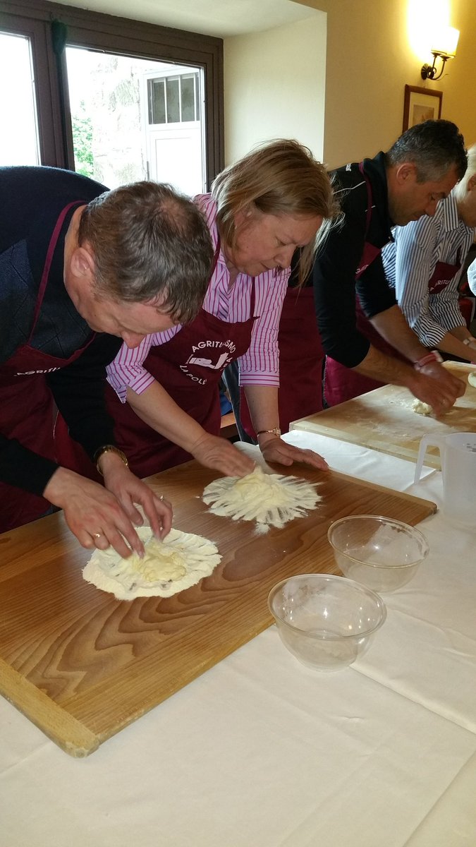 LaPolledrara's tweet photo. Fare la pasta in compagnia#lettonia #polledrara #romecountryside https://t.co/98K0abdv3m