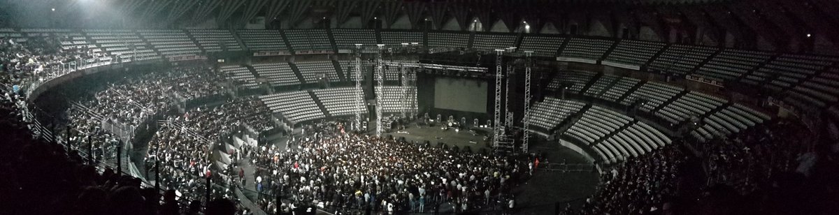 RomadaLeggere's tweet photo. Fan romani di #fabriziomoro in attesa del suo live al #palottomatica di #roma https://t.co/aH6tWbmEuW