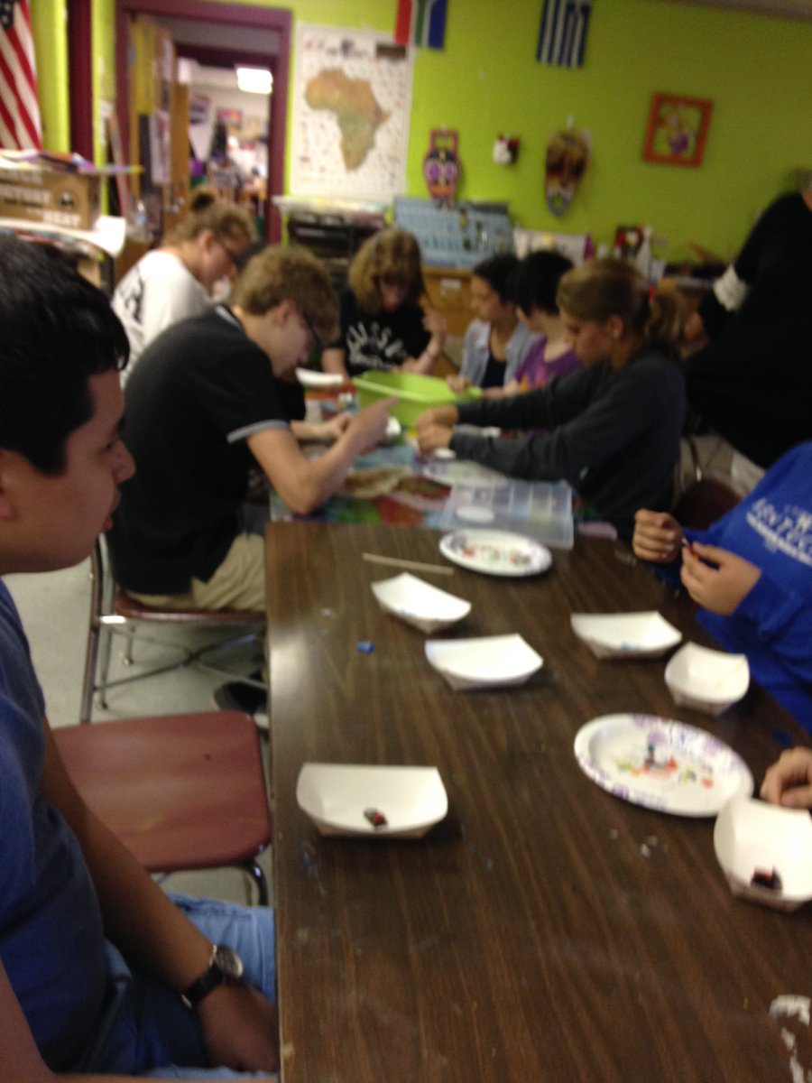 KimSoule's tweet photo. Mrs. Tipton's class creating fused glass pendants! #VSAKY #GHSart https://t.co/vTaQUrbRmq