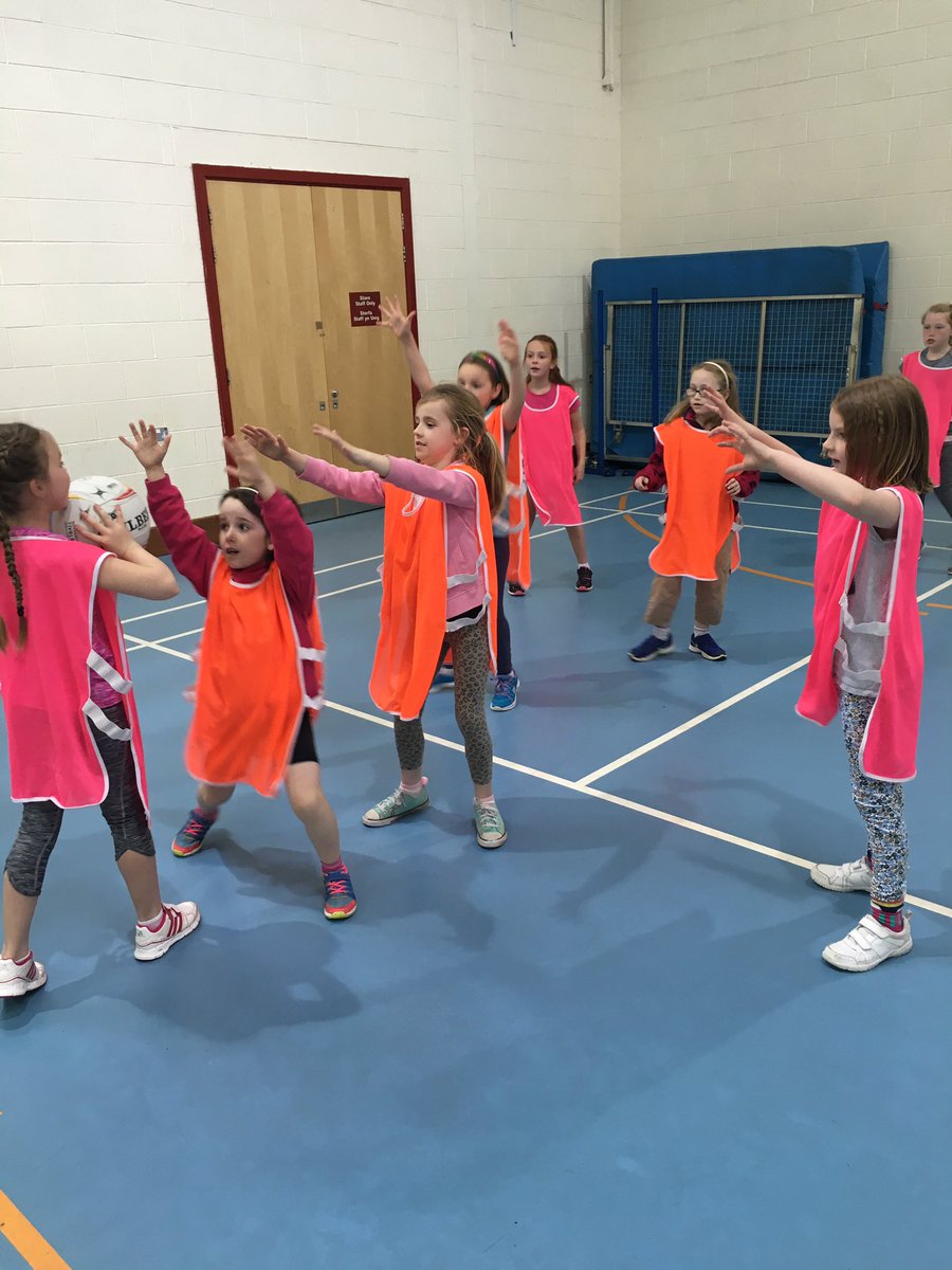 Great session at <a href="/mycwales/">MYC Community Centre</a> this afternoon - lots of very enthusiastic girls enjoying their netball @SportCardiff_N 🏐