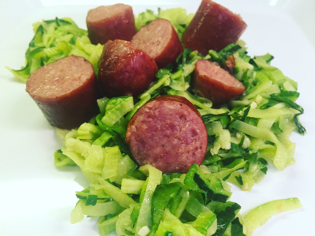 carbcutting's tweet photo. 217.0 cal / 4.7 carb
16%p.75%f.9%c
#zoodles&amp;jalapeño sausage
#yum #weightloss #lchf #foodie
https://t.co/SYop0qEPE7 https://t.co/gHW1qbwF6l
