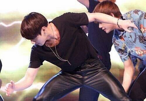 かおり Na Twitteru グクの筋肉を妹に見せたら顔とのギャップ D って嫌がられた ドヤ顔で筋肉見せつけるグク大好きなんだけど 腕だけじゃなくて 太ももとかふくらはぎとか 胸筋とかたまらないんだけど そこに浮き出る筋とか骨とかもたまらん 嫌なのかね