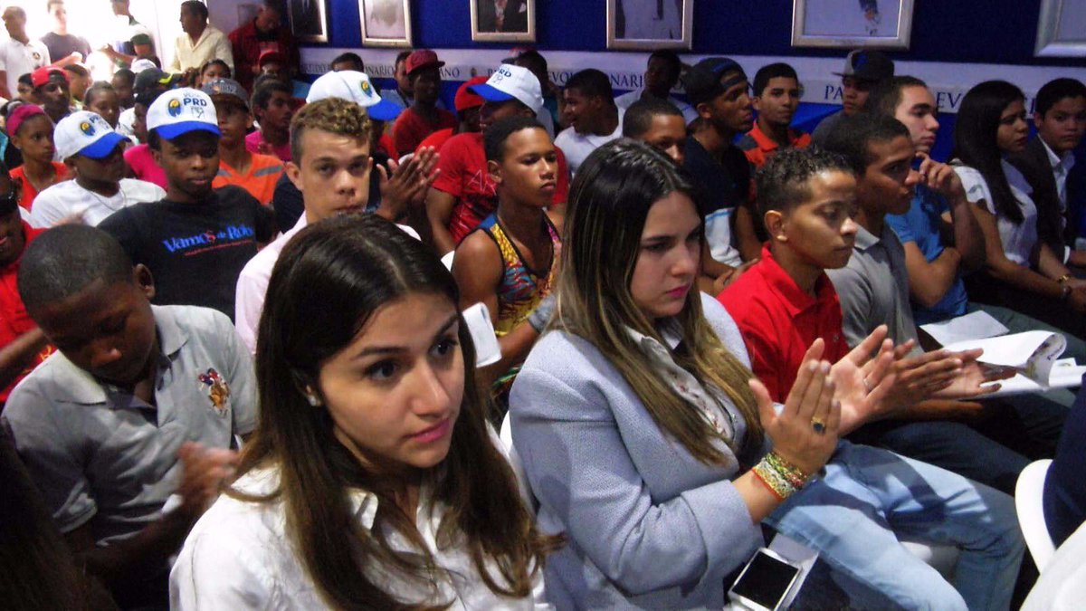 SuberviNatalit's tweet photo. Acto de los primeros votantes en la casa nacional del PRD @miprd  @MiguelVargas @FelloSuberviPRD @JanetCamiloRD https://t.co/7a12f4bISf