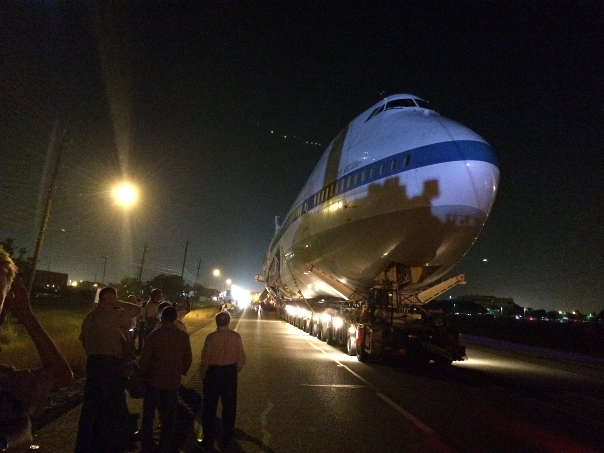 UnitedFlyerHD's tweet photo. The #shuttle747 pauses on the move from Ellington Field to Space Center Houston 2 years ago
#avgeek #tbt #boeing https://t.co/bVMRH3kkIp