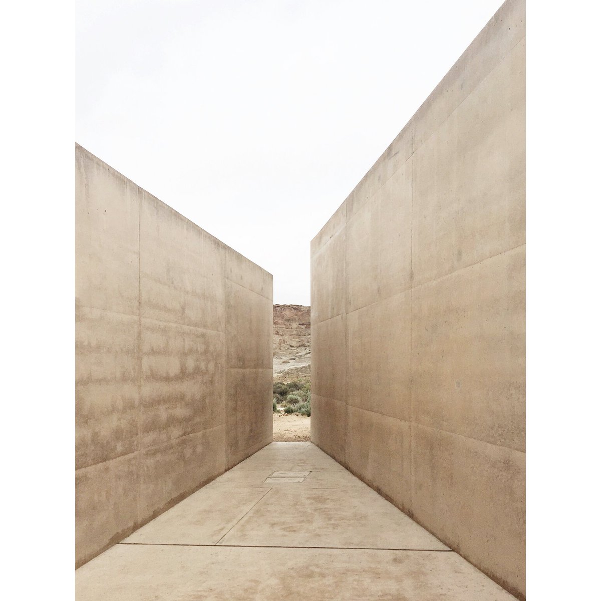 cerealmag's tweet photo. A glimpse of the desert through the walls of @amangiri @Amanresorts #utah https://t.co/VGQ6odJzL8