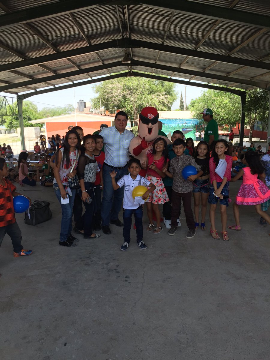 MarioMartinezP's tweet photo. Festejando a los niños en mi barrio en la escuela Emiliano Zapata con los kings del wepa y el súper MM https://t.co/Qf31JX4jwV
