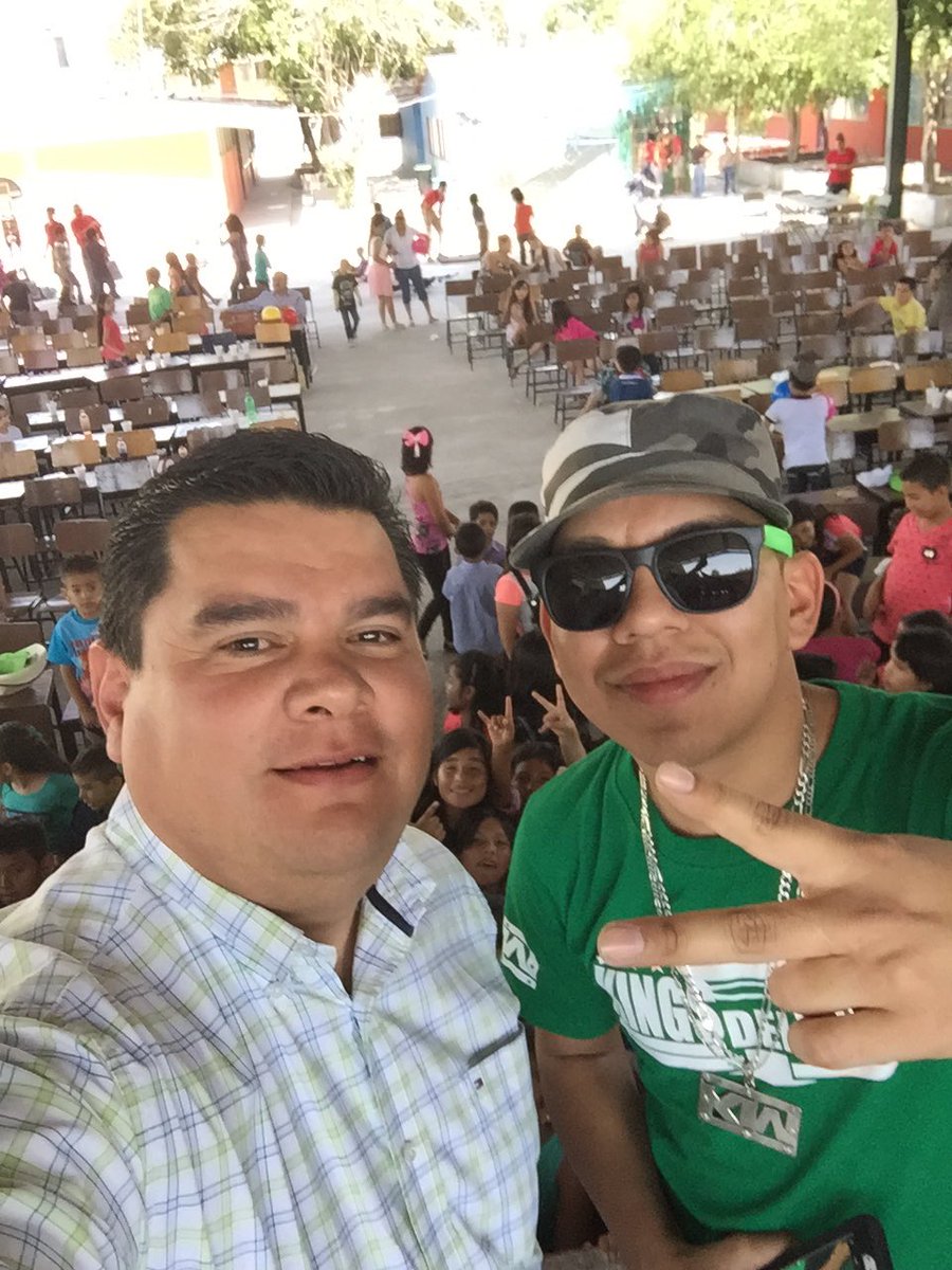 MarioMartinezP's tweet photo. Festejando a los niños en mi barrio en la escuela Emiliano Zapata con los kings del wepa y el súper MM https://t.co/Qf31JX4jwV