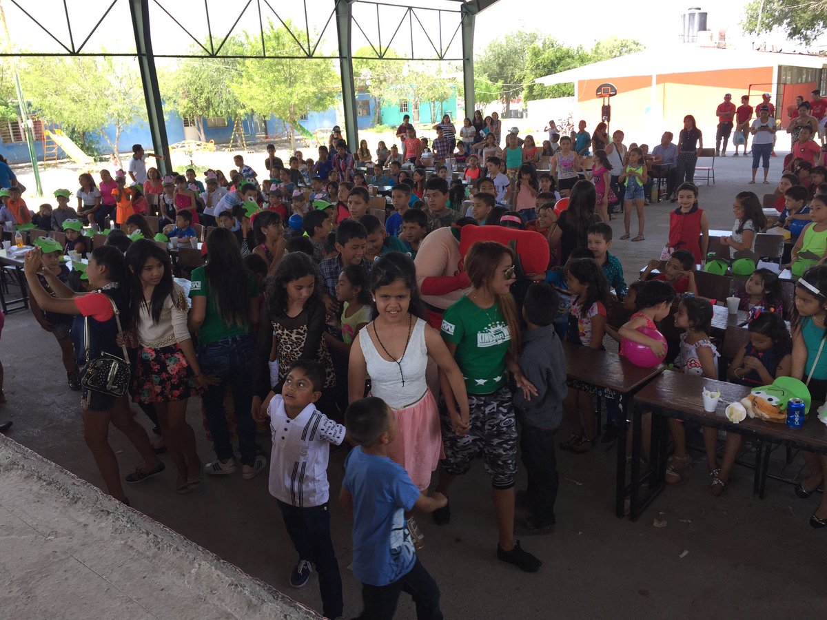 MarioMartinezP's tweet photo. Festejando a los niños en mi barrio en la escuela Emiliano Zapata con los kings del wepa y el súper MM https://t.co/Qf31JX4jwV