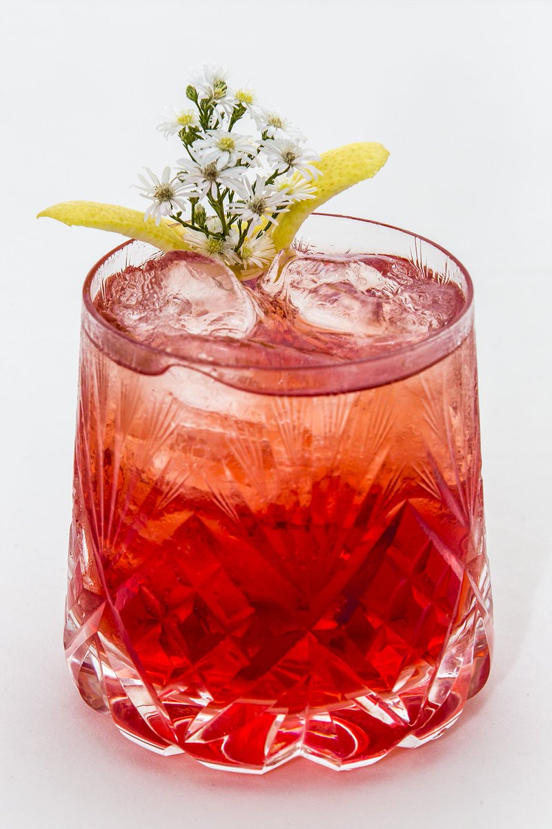 #Puck by <a href="/anitabrandt/">Anita Bossi Brandt 💚</a> 
Campari, ron, almíbar de te de Jazmín, angostura, limón y flores comestibles. #MAPAverano