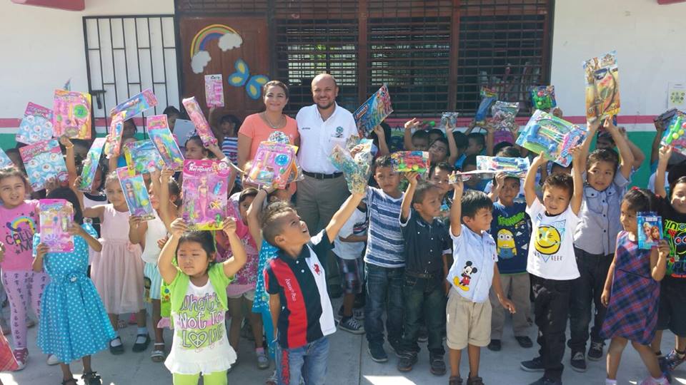 MovCnopMxSol's tweet image. @jesus_martin8 acompañó a @MaryCarmenLoria pdta de voluntariado @TaxistasPlaya a donación de juguetes en un kinder