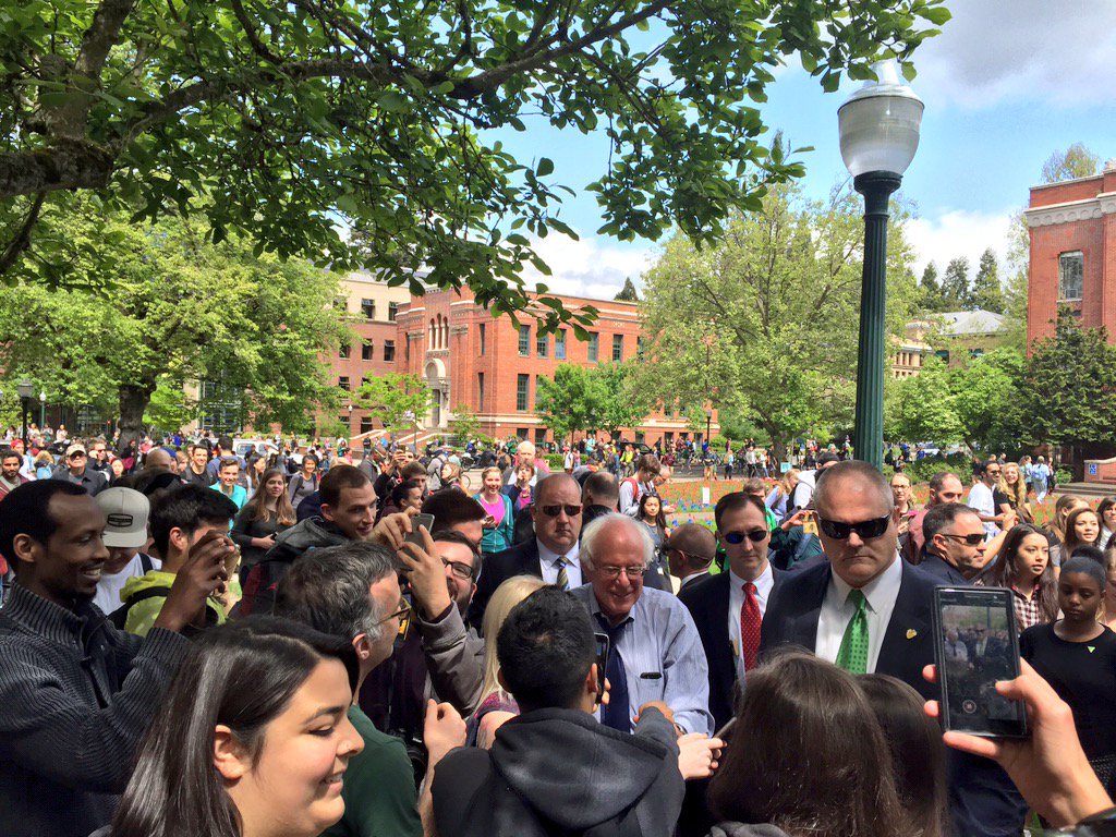DannyEFreeman's tweet photo. .@BernieSanders greets students at the University of Oregon today. #SandersStroll https://t.co/6Ysuzxu9ok