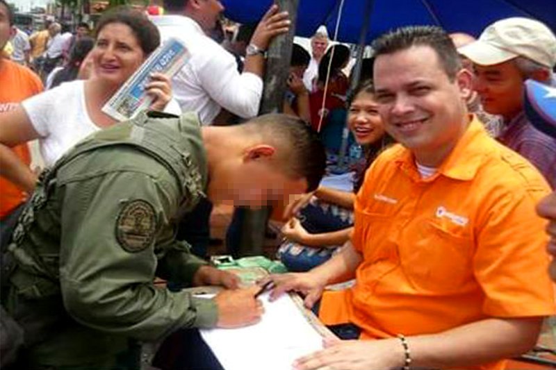 ElNacionalWeb's tweet photo. La decisión de militares a propósito del "Firmazo" https://t.co/0QHsCk9xFP     https://t.co/F9Qj86S0qJ