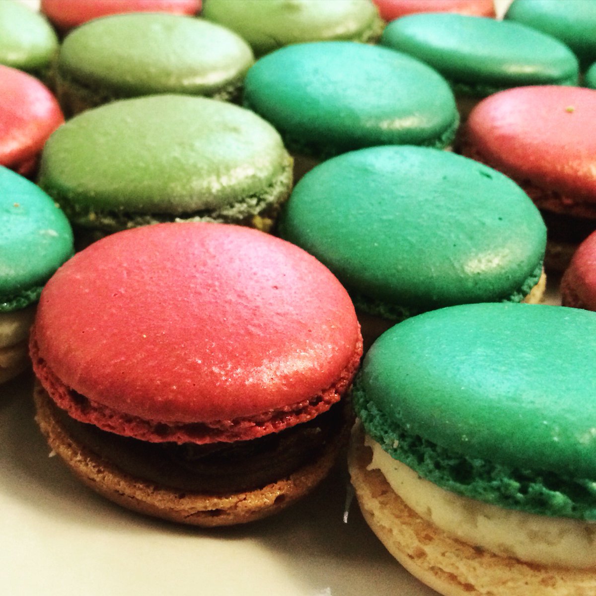 PrannaNYC's tweet photo. Not only are these Macrons pretty, they are extremely tasty! #macron #dessert #sweettooth https://t.co/3bU3SPurId
