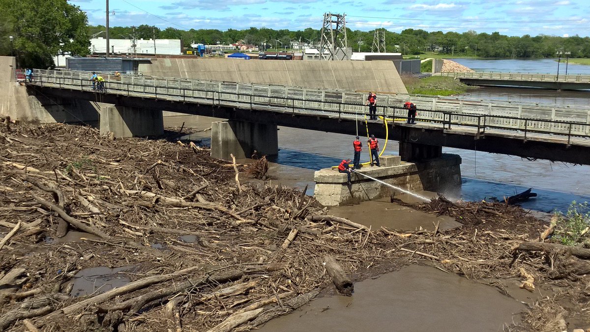 ottawaksgov's tweet photo. Ottawa Fire Department helping to clear log jam. #OttawaKS #logjam2016 #firedepartment #webejammin https://t.co/ePLd6Zyg2X