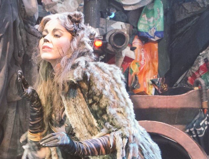Week_people's tweet photo. Bravo à la troupe de #Cats & #ChimeneBadi ! #CatsLeMusical un superbe tour de force, immanquable à #Mogador #Paris ! https://t.co/PvMnyX10gn