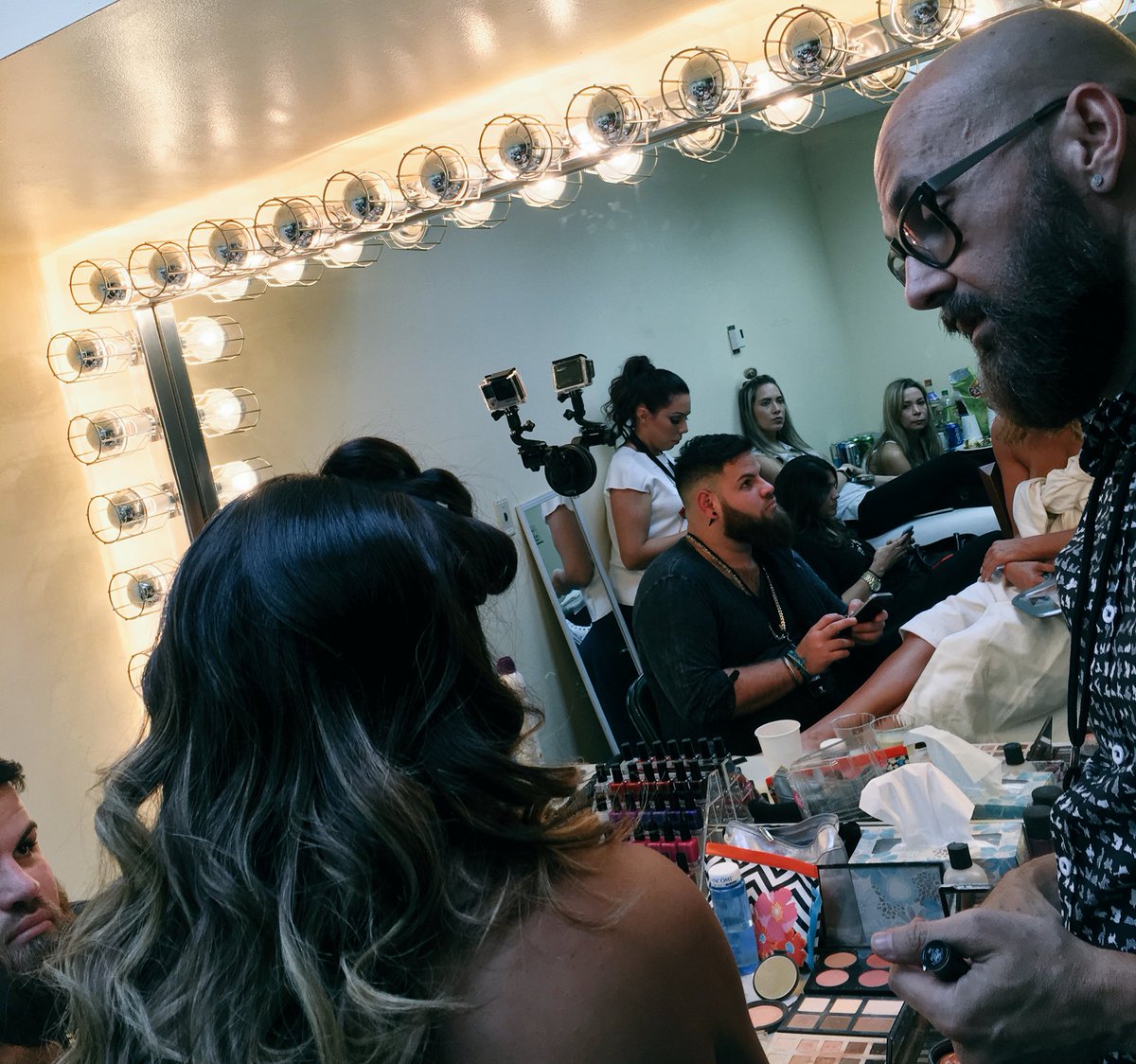 gabyespino's tweet photo. Ya preparándome para #Billboards2016 junto a mí #GabyEspinoGlamKit Queee emoción!!! Les voy compartiendo foticoss 😘 https://t.co/5WNjdgitoE
