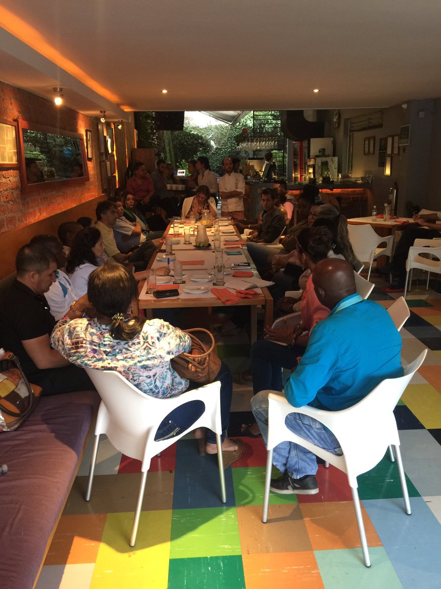 juanitacatano's tweet photo. @charoguerra en @PicaRestaurante Cali, hablando con la comunidad sobre el Proyecto de Ley de Pesca Artesanal https://t.co/y0WntGTZAM