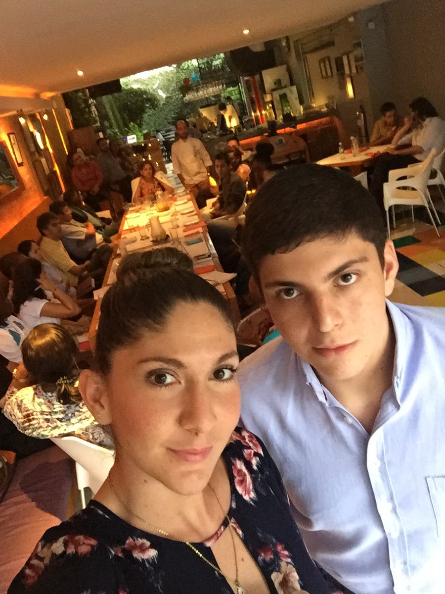juanitacatano's tweet photo. @charoguerra en @PicaRestaurante Cali, hablando con la comunidad sobre el Proyecto de Ley de Pesca Artesanal https://t.co/y0WntGTZAM