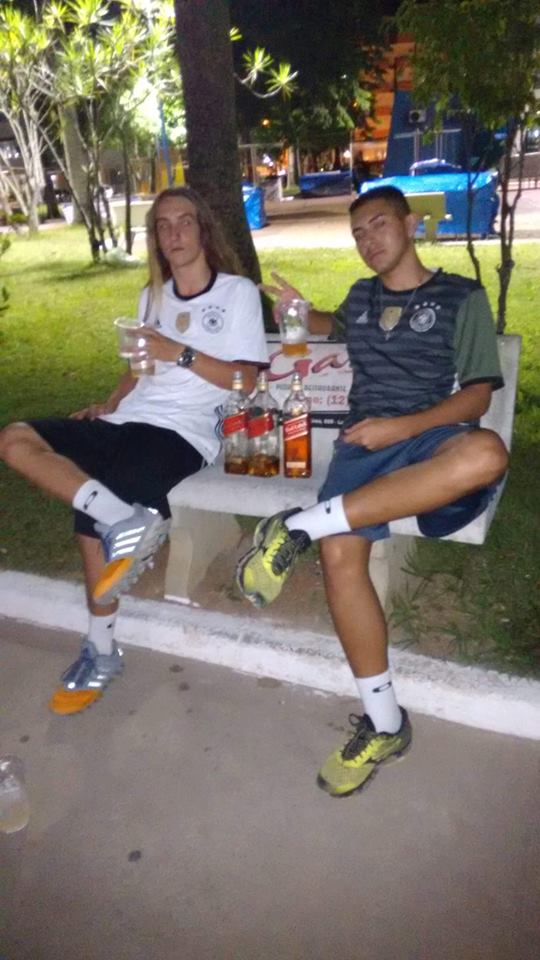 guuh_caique's tweet photo. Fiiika Traanquilinhaa Q d Onnde eu Venho Tem Maais.... ✌👏💰🎈🍷🎤🎭😂 #ÉoJeitoMlkdSeer #Filhãoo #Tdddd ✌ https://t.co/KoDosyTQ1Z