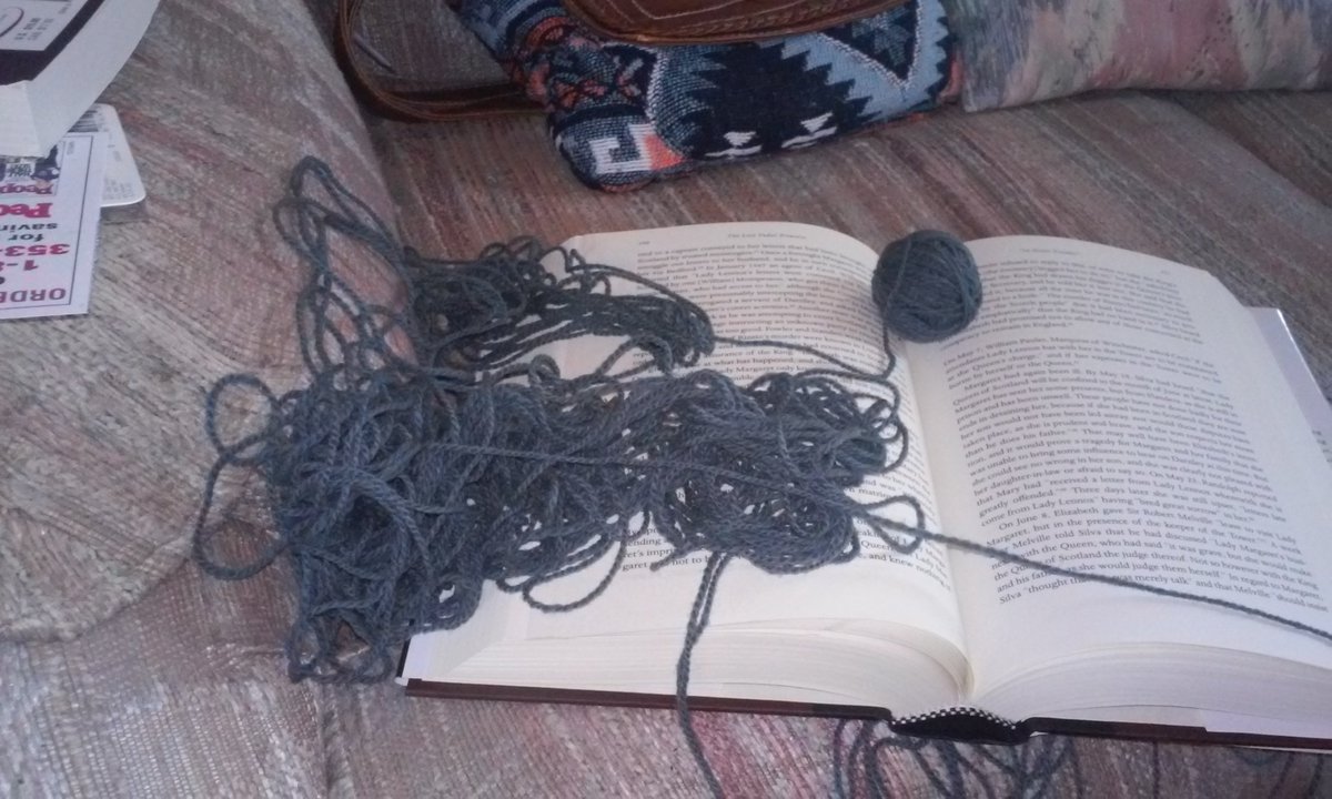 lahdh0417's tweet image. Sneezed and caused a mess #yarnproblems