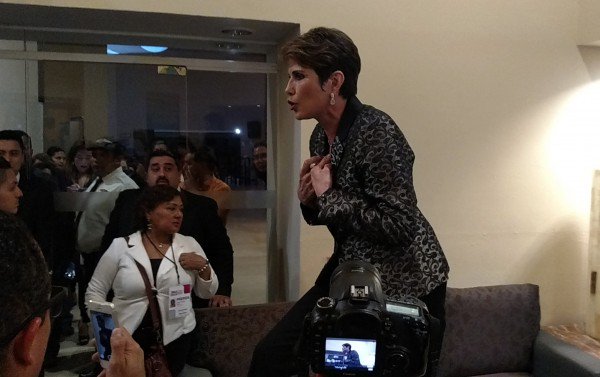CuartaPlana's tweet photo. Moderadora de debate en #Oaxaca señalada de amenazar reporteros en #Veracruz https://t.co/WFb8jnP9XG #TwitterOax https://t.co/gAKUeeuy3n