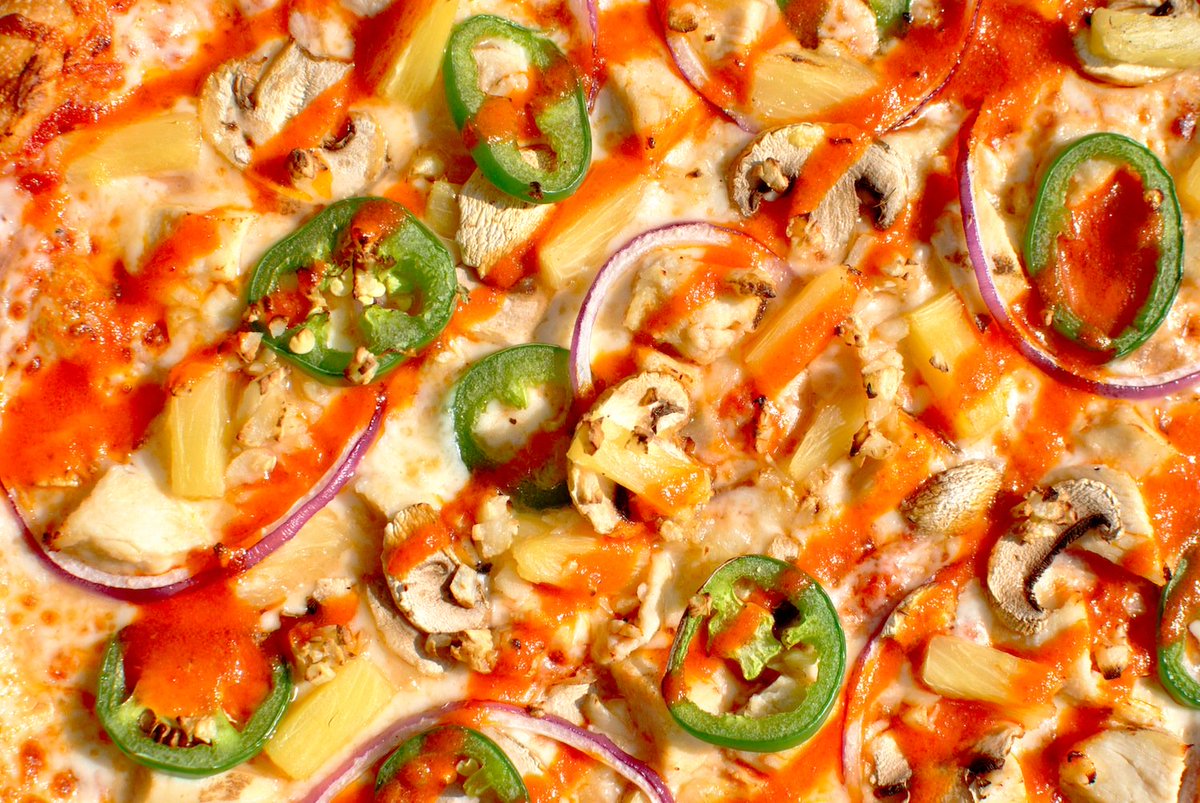 TakeOnePizza's tweet photo. Are you all about that #SrirachaLife? ‘The Villain’ pizza is made with a blend of spicy Sriracha and red sauce. https://t.co/XnKuZYFnOX