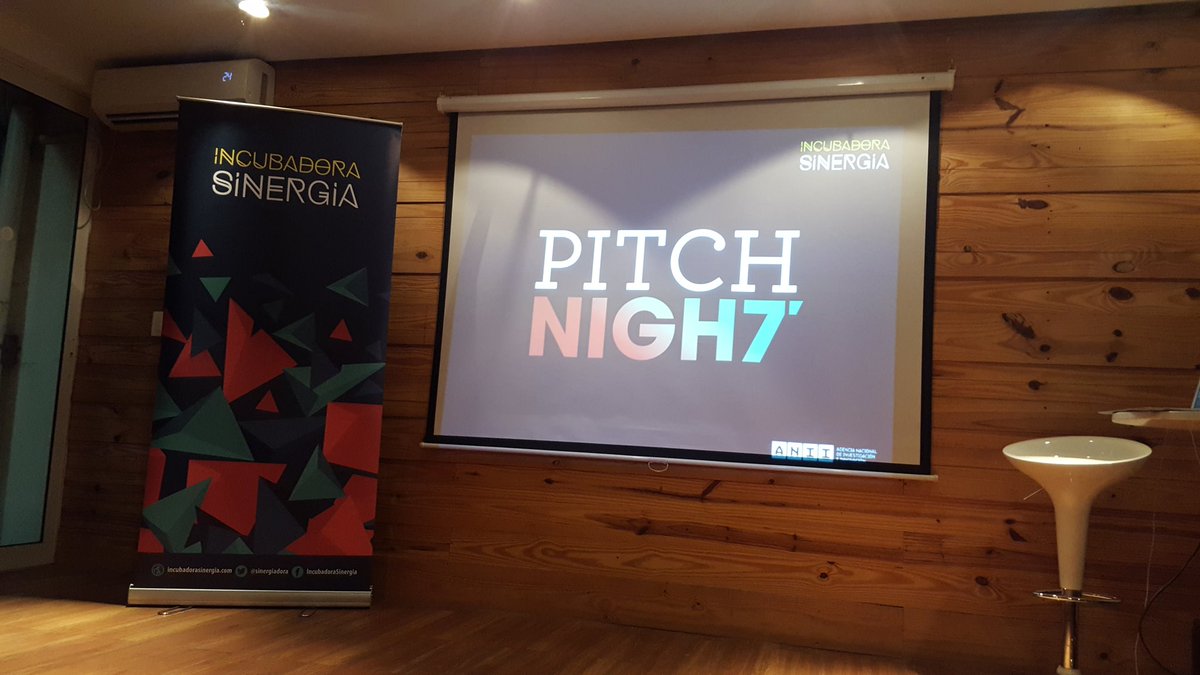 Plugty's tweet photo. Ya se vienen los LINK pitcheando en #PitchNight cc @Sinergiadora https://t.co/j0tUnrnSJK