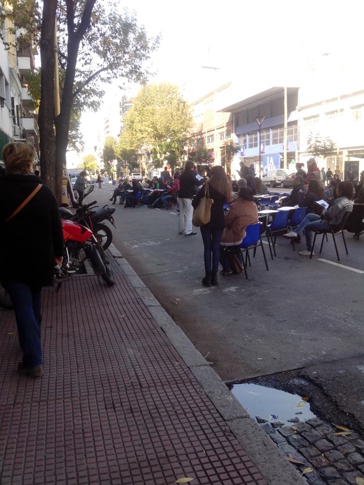 cxrobelen's tweet photo. esto era hoy a la mañana en barracas. (montes de oca) #ClasesEnLaCalle https://t.co/mEgSyguO1D