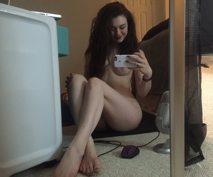 I'm online!! Come help me get my service dog!  https://t.co/Bffyc7NOaV https://t.co/WOb6bNZnE6