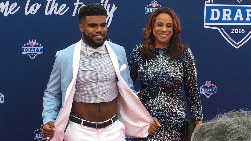 NFLRT's tweet photo. Ezekiel Elliott's crop top game is too real😂 https://t.co/XHhtJzoPaf