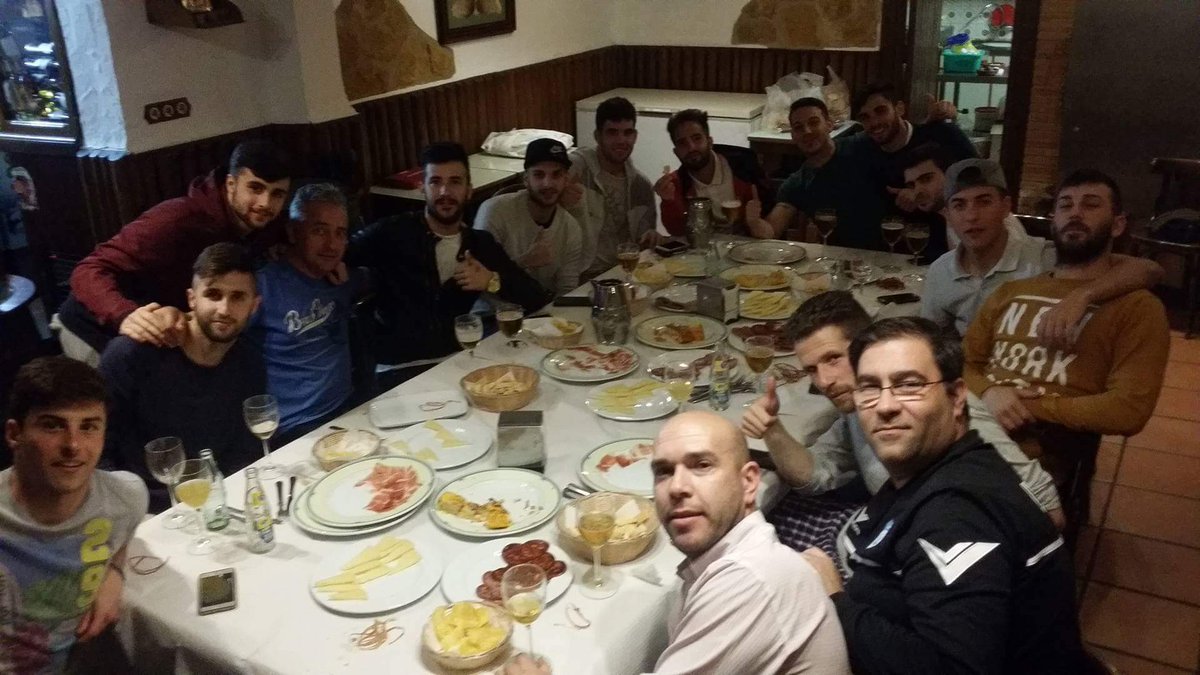 Lucena_futsal's tweet photo. ¡Hoy entrenamiento y cena de conjura y convivencia!
#VamosLucena https://t.co/IYsQAfICcq